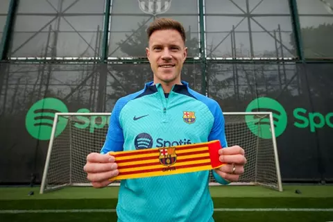 انتهت الأزمة.. برشلونة يعلن إعادة شارة القيادة إلى شتيجن